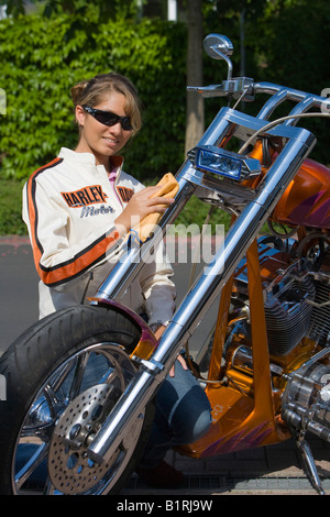 Donna di lavaggio di un motociclo Foto Stock