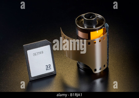 Digital memory card e un rotolo di pellicola Foto Stock