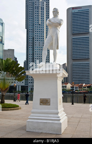 Statua di Sir Thomas Stamford Raffles, il fondatore di Singapore, di fronte al Fiume Singapore e il Quartiere Finanziario, Singap Foto Stock