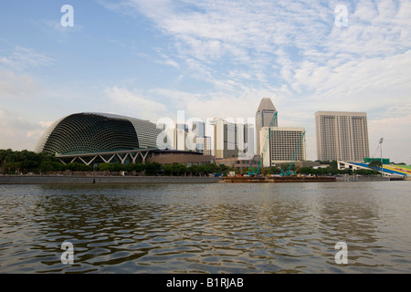 L'Esplanade, i teatri sulla baia, progettato dal britannico Michael Wilford, la gente del posto chiama lui il Durian, Marina Bay, Singapore Foto Stock