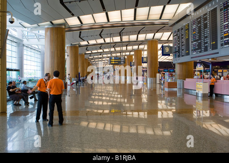 Sala partenze e banchi per il check-in presso l'Aeroporto Changi di Singapore, Sud-est asiatico Foto Stock