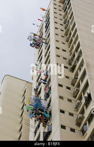 Servizio lavanderia appesi ad asciugare su aste esteso da un alto edificio, facciate su Neil Road, Singapore, Sud-est asiatico Foto Stock