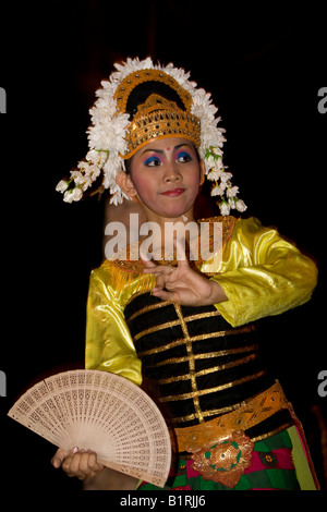 Ballerino femmina eseguendo una danza tradizionale, Isola di Lombok, Lesser Sunda Islands, Indonesia, Asia Foto Stock