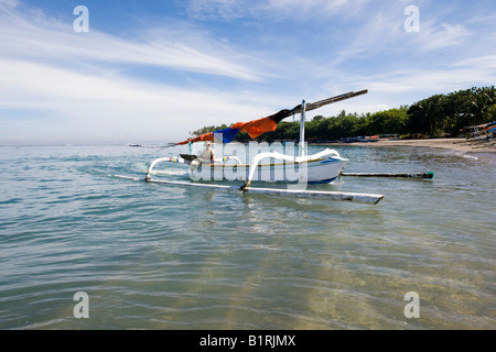 Catamarano tradizionale di ritorno dalla pesca, Isola di Lombok, Lesser Sunda Islands, Indonesia, Asia Foto Stock