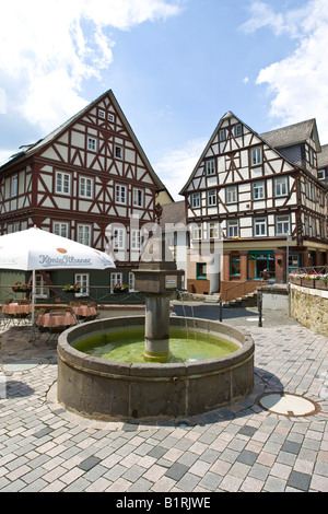 Metà storico-case con travi di legno nel centro storico nel mercato Kornmarkt, Wetzlar, Hesse, Germania, Europa Foto Stock