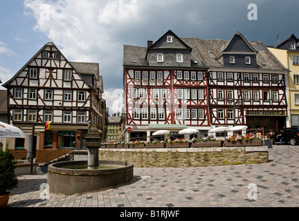 Metà storico-case con travi di legno nel centro storico nel mercato Kornmarkt, Wetzlar, Hesse, Germania, Europa Foto Stock