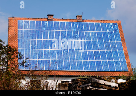 Il fotovoltaico, pannello solare su un tetto, Guenthersbuehl, Media Franconia, Baviera, Germania, Europa Foto Stock