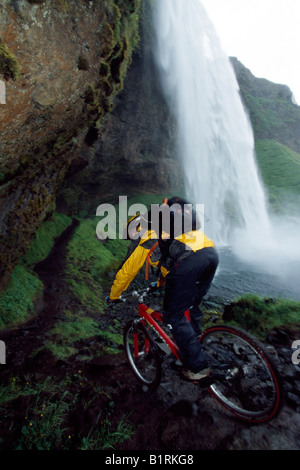 Mountain Biker, Seljalandsfoss, Islanda Foto Stock