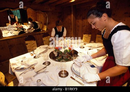 Le cameriere preparare la tavola decorazione, tabella igienico, Alto Adige, Italia Foto Stock