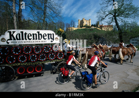 Due biker nella parte anteriore del castello di Hohenschwangau , Füssen, Allgaeu, Bayern, Deutschland Foto Stock