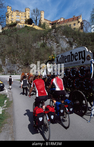 Due biker nella parte anteriore del castello di Hohenschwangau, Fuessen, Allgaeu, Bayern, Deutschland Foto Stock