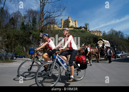 Due biker nella parte anteriore del castello di Hohenschwangau, Fuessen, Allgaeu, Bayern, Deutschland Foto Stock