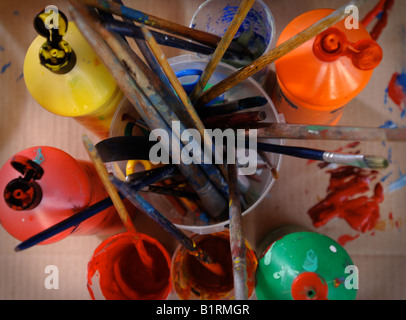 Spazzole pentole E VERNICI IN UNA SCUOLA DI ARTI E MESTIERI E IL REGNO UNITO DI REPARTO Foto Stock