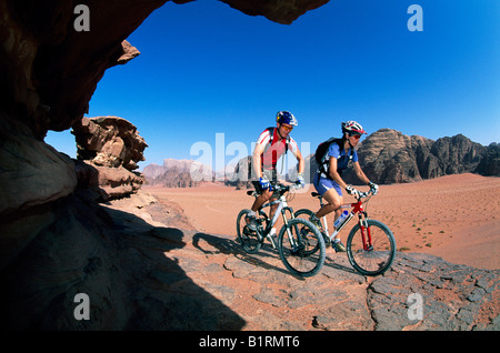 Mountain Biker, Wadi Rum, Giordania, Asia Foto Stock