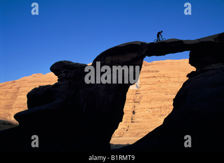 Mountain Biker, Wadi Rum, Giordania, Asia Foto Stock