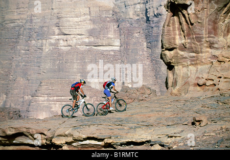 Mountain Biker, Wadi Rum, Giordania, Asia Foto Stock