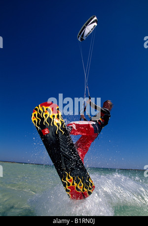 Il kitesurfing, Djerba, Tunisia, Africa Foto Stock