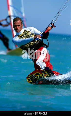 Il kitesurfing, Djerba, Tunisia, Africa Foto Stock