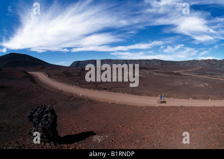 Mountain Biker, Plaines des Sables, Piton de la Fournaise, La Reunion, Francia Foto Stock