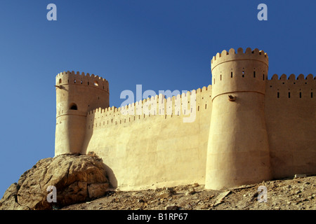 La fortezza di Nakhl, situato su una collina, Oman, Arabia, Penisola Arabica, Asia Centrale, Asia Foto Stock