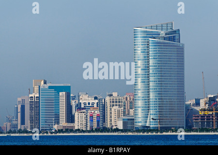 Skyline della citta' di Abu Dhabi, Emirat Abu Dhabi, Emirati Arabi Uniti, Asia Foto Stock