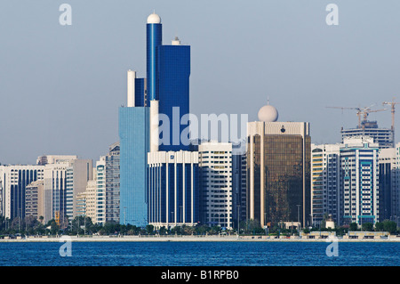 Orizzonte/skyline della citta' di Abu Dhabi, Emirat Abu Dhabi, Emirati Arabi Uniti, Asia Foto Stock
