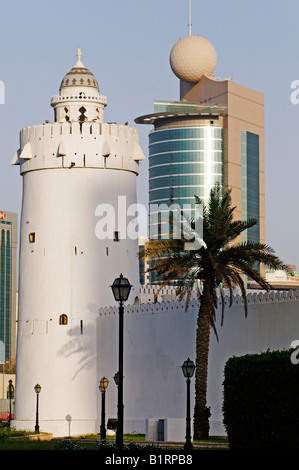 Il vecchio forte e le Qasr al Hosn museo nella parte anteriore di architettura moderna, citta' di Abu Dhabi, Emirat Abu Dhabi, Emirati Arabi Uniti, Foto Stock