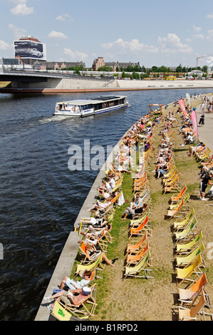 Capitale Beach Bar sulla riva del fiume Spree, Regierungsviertel, quartiere governativo, Berlino, Germania, Europa Foto Stock