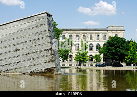 Fontana scultorea, sinkende Mauer, parete di affondamento, Invalidenpark, Berlino, Germania, Europa Foto Stock