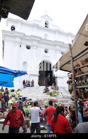 Scalinata che porta alla Chiesa di Santo Tomas e al mercato di Chichicastenango, Guatemala, America Centrale Foto Stock