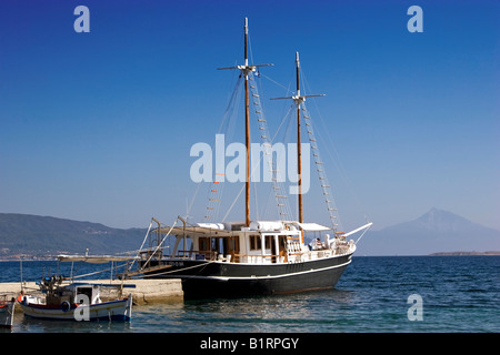 Lo yacht la libertà in un pontile rivolta verso il Monte Athos, Grecia, Europa Foto Stock