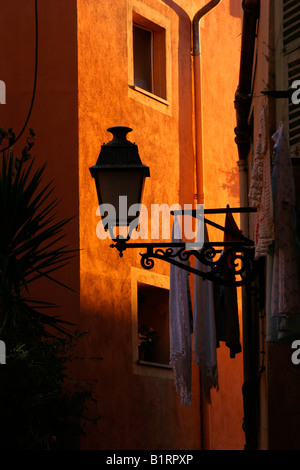 Lampada e servizio lavanderia in una stradina nel centro storico di Nizza Côte d'Azur, in Francia, in Europa Foto Stock