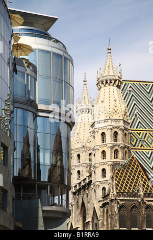 Haas Haus e la Cattedrale di Santo Stefano a Vienna, Austria, Europa Foto Stock