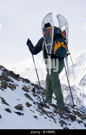 Escursioni in montagna con le racchette da neve, Parco Nazionale Kluane, re sul trono, Kathleen Lake, Yukon Territory, Canada, America del Nord Foto Stock