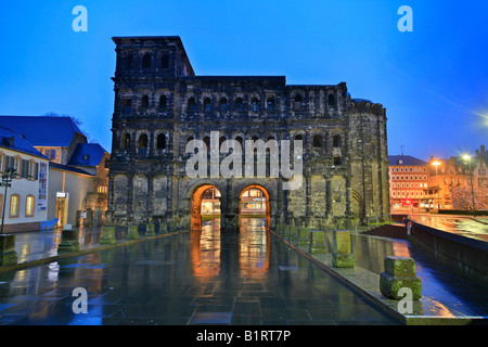 Porta Nigra, romano ex black city gate, Sito Patrimonio Mondiale dell'UNESCO, un punto di riferimento della città romana di Treviri, Renania-Palatinato, Foto Stock