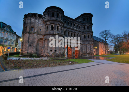 Porta Nigra, romano ex black city gate, Sito Patrimonio Mondiale dell'UNESCO, un punto di riferimento della città romana di Treviri, Renania-Palatinato, Foto Stock