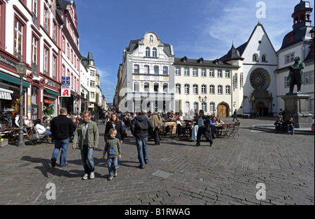 Le caffetterie sul Jesuitenplatz piazza nel centro storico di Coblenza, Renania-Palatinato, Germania, Europa Foto Stock