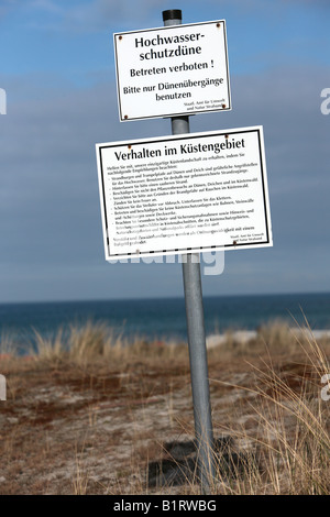 Segno, la protezione dalle inondazioni dune in Prerow su Darss lungo la costa del Mar Baltico, Nationalpark Vorpommersche Boddenlandschaft, Western Foto Stock