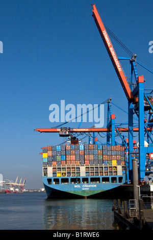 Contenitore nave al Burchardkai terminale per container dal porto di Amburgo, Germania, Europa Foto Stock