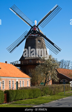 Storico Schlachtmuehle olandese mulino con rosa dei venti, Jever, East Friesland, Bassa Sassonia, Germania, Europa Foto Stock