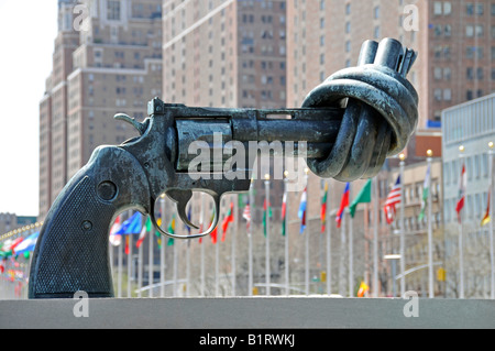 Nodo legato attorno alla canna di un fucile, scultura dell'artista Carl Fredrik Reuterswaerd davanti alla sede delle Nazioni Unite a New York C Foto Stock