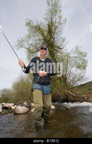 L'uomo la pesca con la mosca, area Vulkaneifel, Renania-Palatinato, Germania, Europa Foto Stock