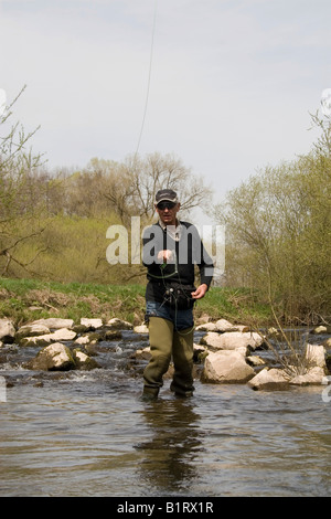 L'uomo la pesca con la mosca, area Vulkaneifel, Renania-Palatinato, Germania, Europa Foto Stock