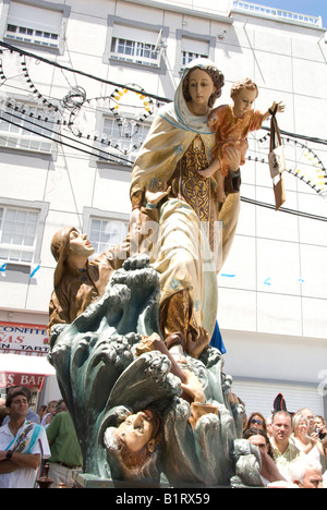 Vergine Maria e il Bambino icona alla Fiesta del Virgen del Carmen, che si tiene annualmente nel mese di luglio 15 in Camarinas, La Coruña, Galizia, Spagna, Foto Stock