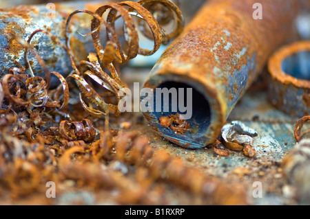 Rusty tubi di acqua e rusty trucioli di ferro Foto Stock