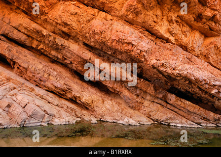 Strutturato in diagonale la stratificazione di roccia, strati, Simpsons Gap, West MacDonnell Ranges, Territorio del Nord, l'Australia Foto Stock