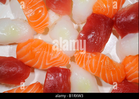 Il nigiri sushi con salmone, tonno e devilfish Foto Stock