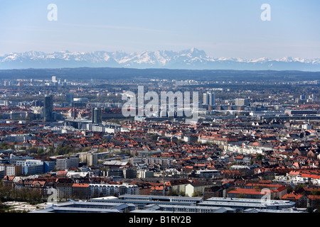 Vista delle Alpi, Zugspitze e Neuhausen da Olympia Park TV Tower, Monaco di Baviera, Germania, Europa Foto Stock