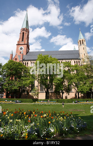 Johannisplatz davanti a San Giovanni Battista, Munich-Haidhausen, Baviera, Germania, Europa Foto Stock