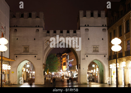 Karlstor gate a Karlsplatz, vista verso Neuhauser Strasse, a Monaco di Baviera, Germania, Europa Foto Stock